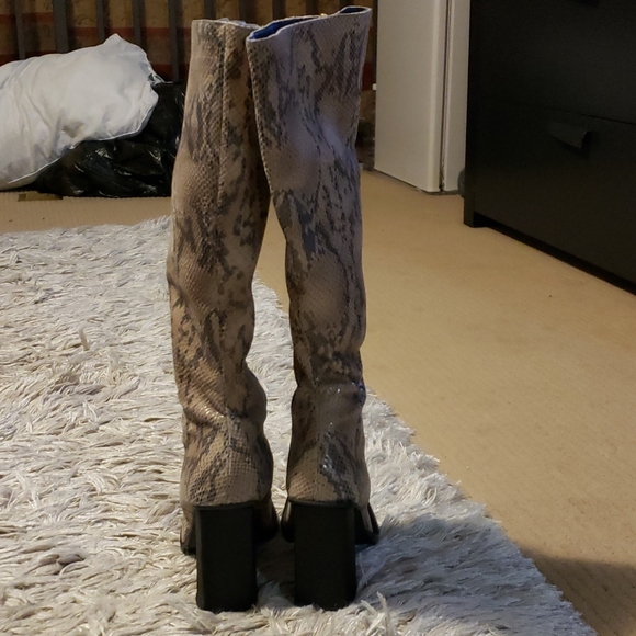 SOLD🐍 Snakeskin print knee high boots - Picture 4 of 5
